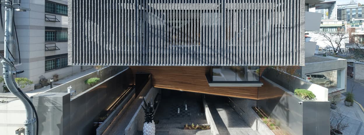 نقش آجر و چوب سوخته در هویت فضایی فِژ؛ پیوند کوچههای هاننامدونگ با معماری معاصر