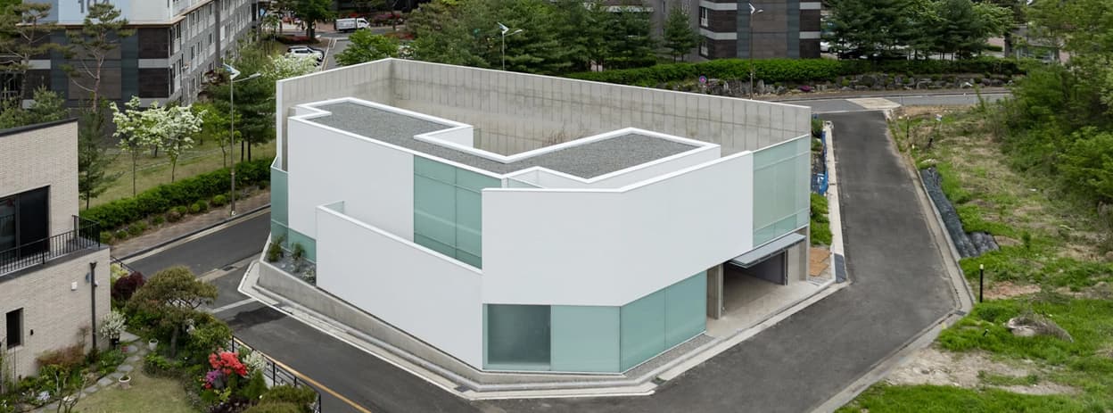 چگونه خانه VEGA با حیاط میانی بین نشیمن و آشپزخانه، نور و طبیعت را به عمق پلان میآورد؟