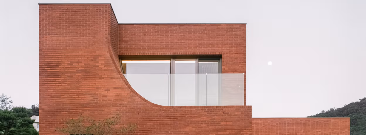 پوسته آجری بدون پنجره شمالی؛ کنترل نور و حریم در خانه «لانههای کوچک»